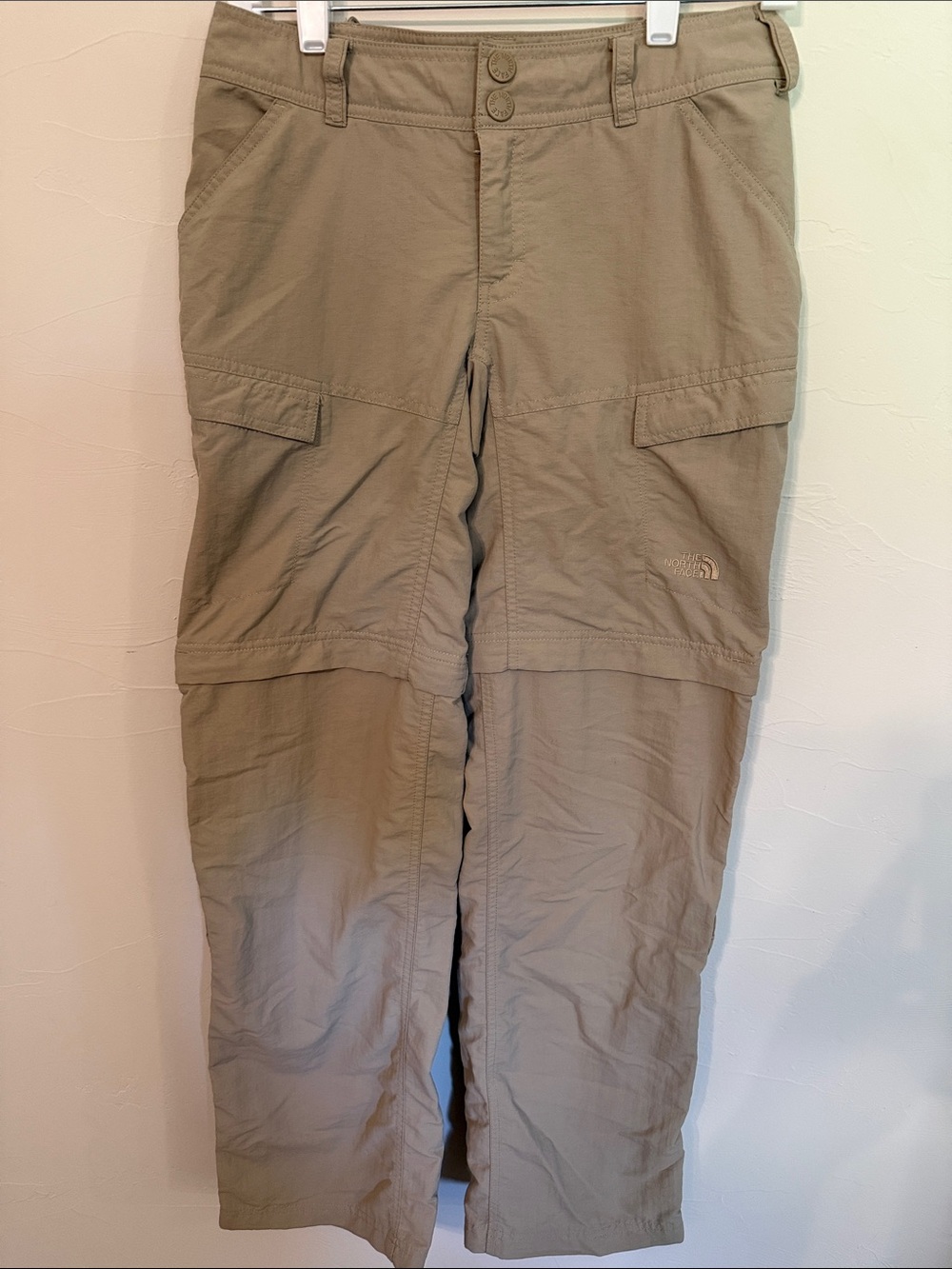 The North Face Womens size 2 Zip-Off Cargo Hiking Pants in Khaki